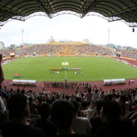 Hỏi - Đáp: Kích thước sân bóng đá ở Việt Nam là bao nhiêu?