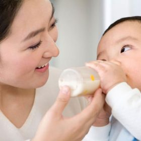 Mẹo cai sữa cho trẻ siêu nhạy các mẹ nên áp dụng