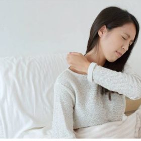 Tất tần tật mẹo chữa đau cổ khi ngủ dậy