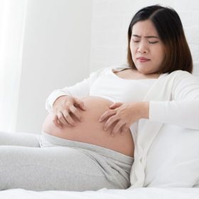 Bật mí mẹo dân gian trị ngứa cho bà bầu an toàn & hiệu quả