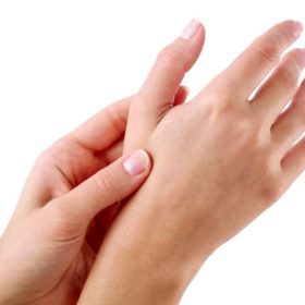 Mách bạn: Mẹo nhỏ chữa bong gân cổ tay đơn giản, hiệu quả cao