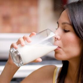 Góc giải đáp: Nên uống sữa tăng cân khi nào? Sáng sớm hay tối là tốt?