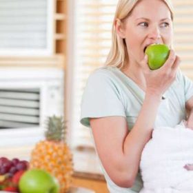 Hỏi đáp ngay: Phụ nữ sau sinh nên ăn hoa quả gì?