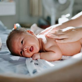 Mách Bạn 3 Cách Sử Dụng Tinh Dầu An Toàn Cho Trẻ Sơ Sinh