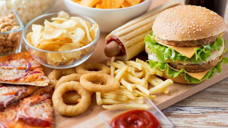 Giải đáp: Tác hại của đồ ăn nhanh đối với cơ thể là gì?