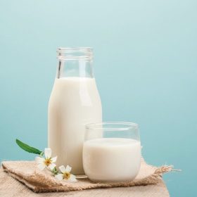 Góc giải đáp: Uống sữa tươi không đường có lợi ích gì cho nam và nữ?