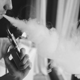 Tìm hiểu vape là gì và hút vape có hại không?