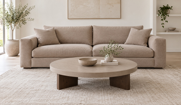 Lựa chọn màu bàn tương đồng với sofa/sử dụng màu sắc tương phản để tạo điểm nhấn